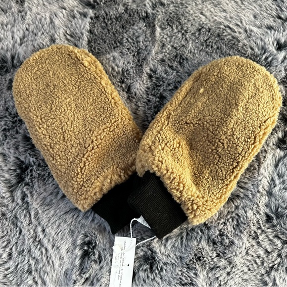 Intrend by Max Mara Plush Effect Mittens Size: OS New Fall / Winter Color: Camel - Picture 5 of 10